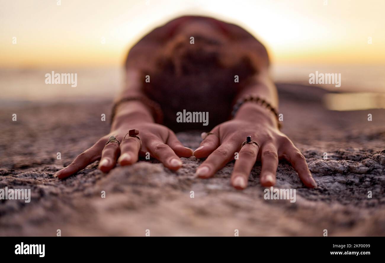 Yoga, pilates e mani spiaggia con zen di una donna sulla sabbia dell'oceano per chakra e meditazione benessere. Formazione, esercizio fisico e mentalità spirituale di A. Foto Stock