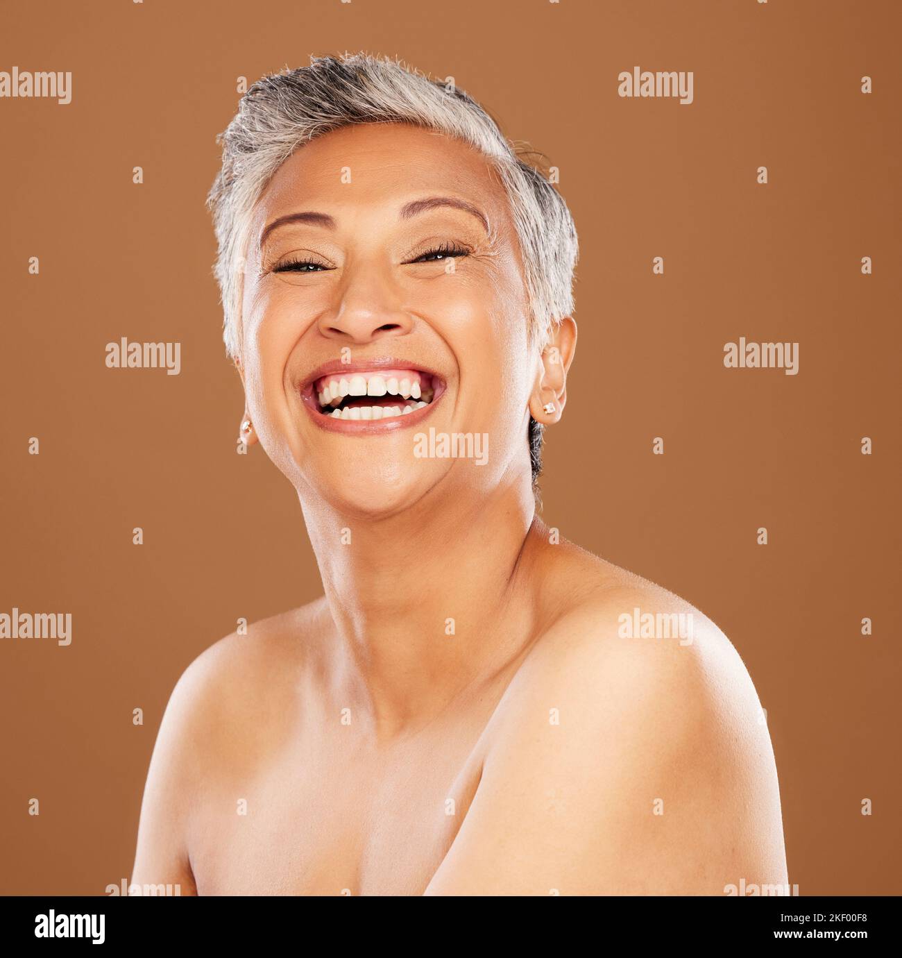 Ritratto del sorriso di bellezza, donna e anziano per la cura della pelle, il benessere della pelle e una felice luce cosmetica del viso. Sorridere, ridere e felicità del viso anziano Foto Stock