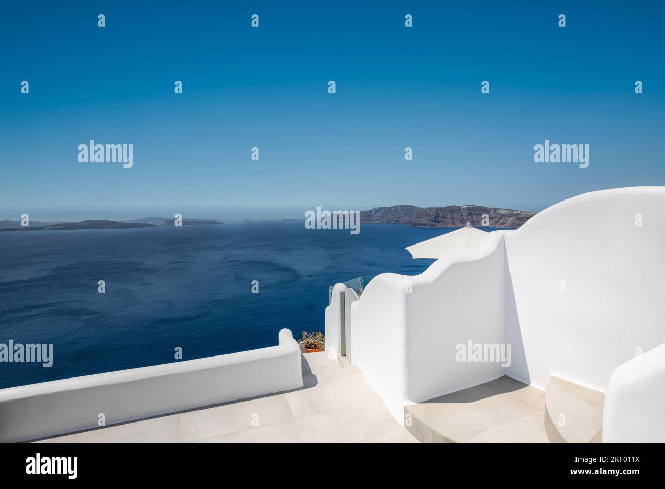 Scale bianche e ingresso sull'isola di Santorini, Grecia. La vista verso la Caldera vista mare. Famosa attrazione turistica, destinazione panoramica Foto Stock