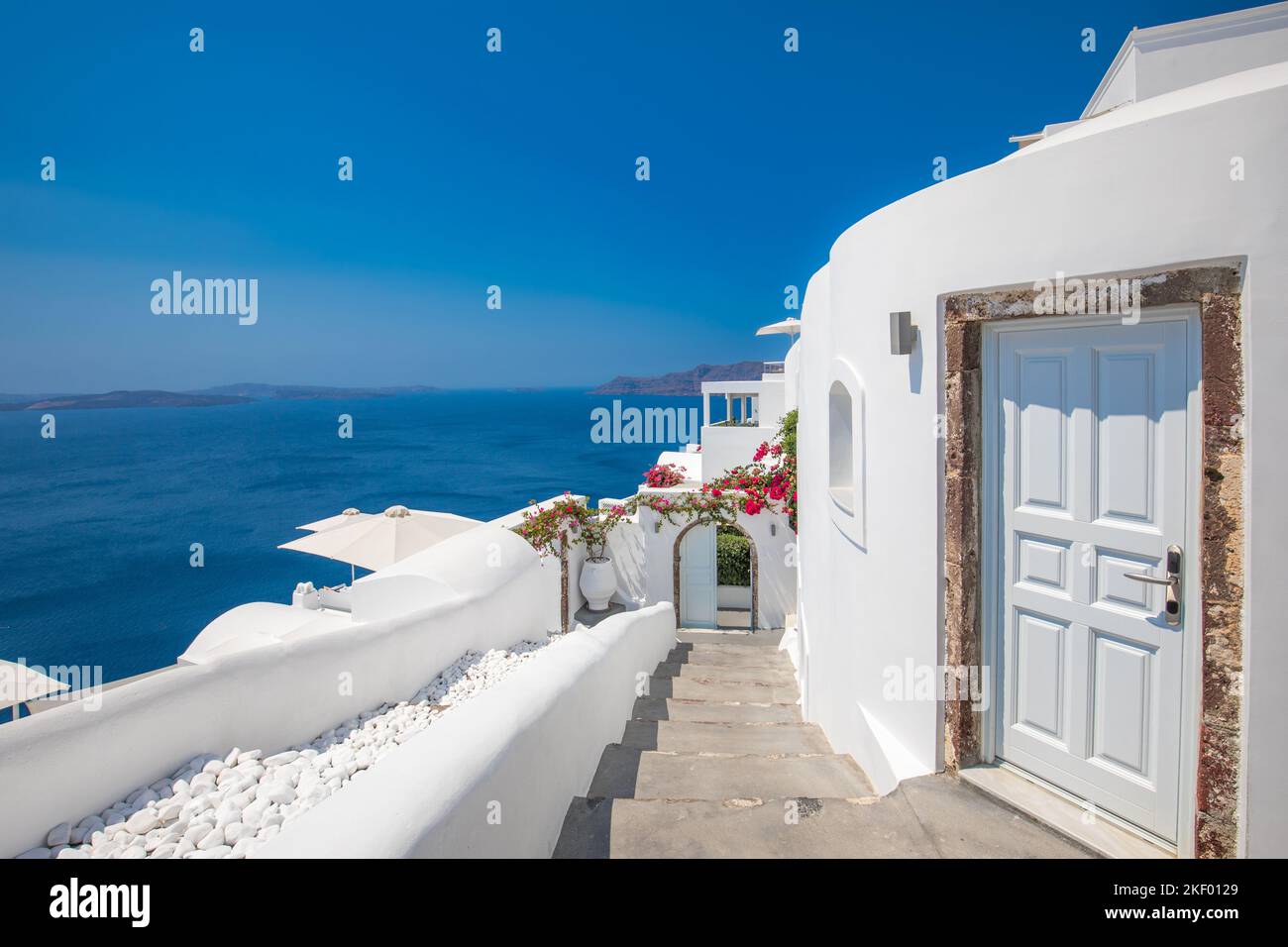 Scale bianche e ingresso sull'isola di Santorini, Grecia. La vista verso la Caldera vista mare. Famosa attrazione turistica, destinazione panoramica Foto Stock