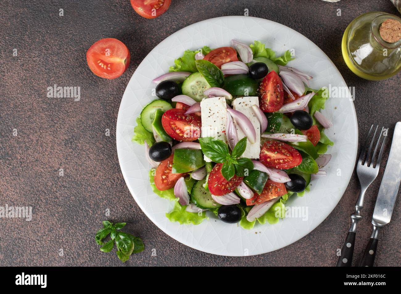 Insalata greca classica di pomodori, cetrioli, peperoni dolci, olive, basilico e feta Foto Stock