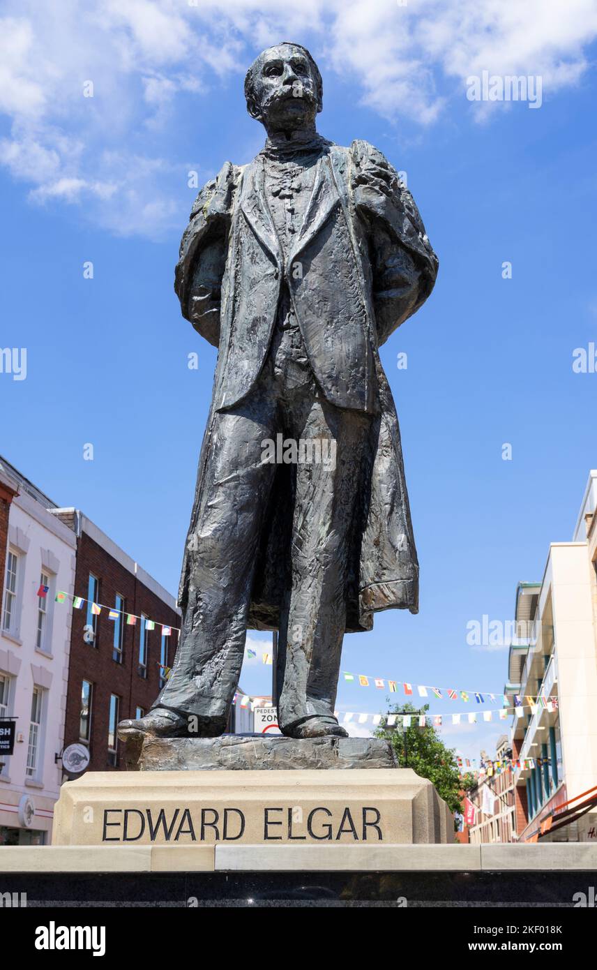 Worcester Cathedral Square statua di bronzo di Sir Edward Elgar il famoso compositore City Centre Worcester Worcestershire Inghilterra UK GB Europe Foto Stock