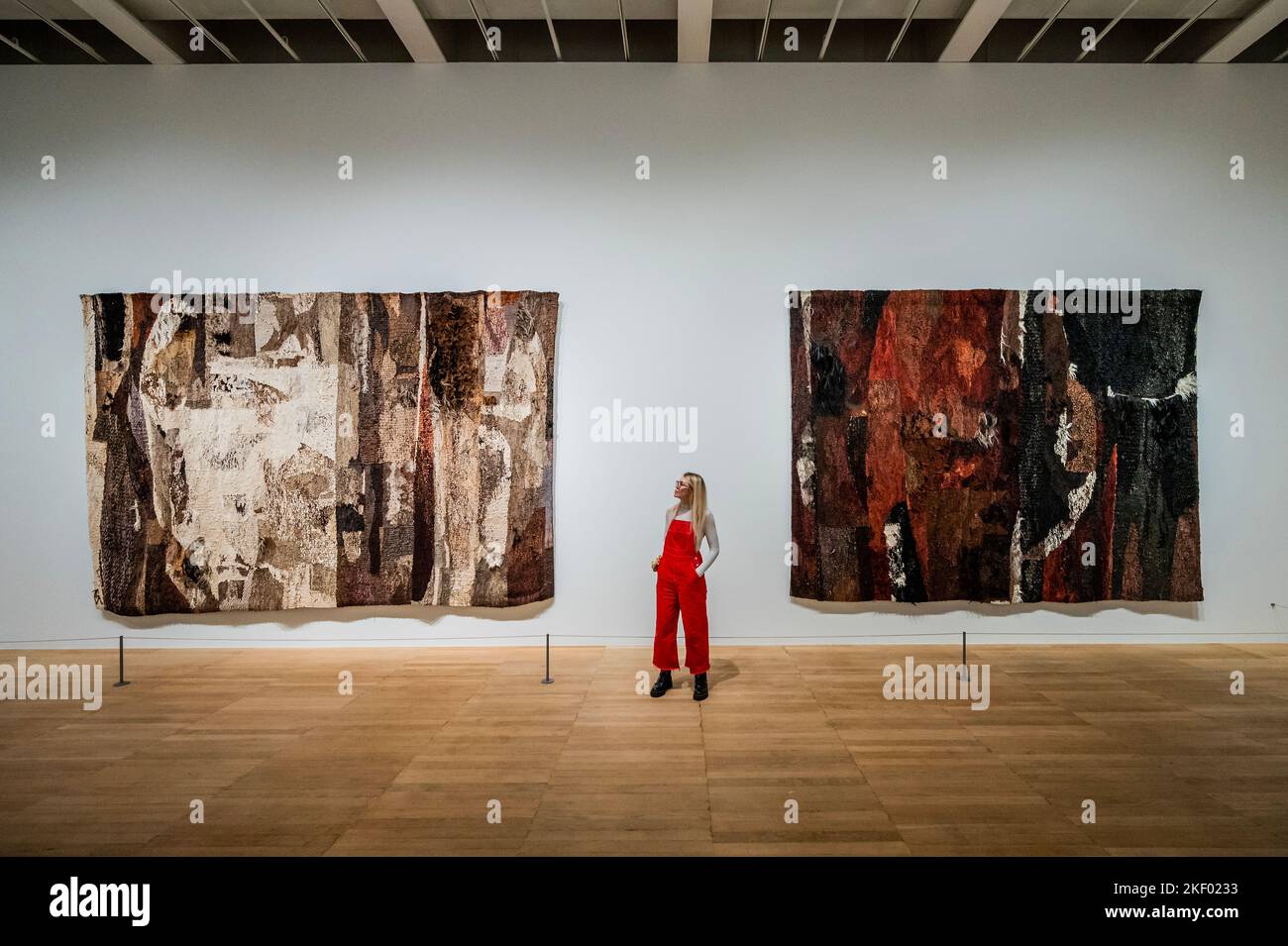 Londra, Regno Unito. 15th Nov 2022. Helena e Desdemona parte degli inizi, opere dalla metà degli anni '50 alla metà degli anni '60 - Magdalena Abakanowicz a Tate Modern. Una nuova mostra che esplora un corpo di lavoro dell'artista polacco. Le opere hanno rotto un nuovo terreno per l'arte negli anni '1960s e '70s e comprendono 26 opere 'radicali' (incl. Sculture note come Abakans) riunite per la prima volta nel Regno Unito. Credit: Guy Bell/Alamy Live News Foto Stock