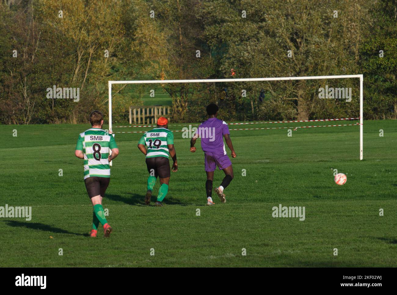 I calciatori del club amatoriale che giocano una partita durante il fine settimana a Bromley, Kent. Foto Stock