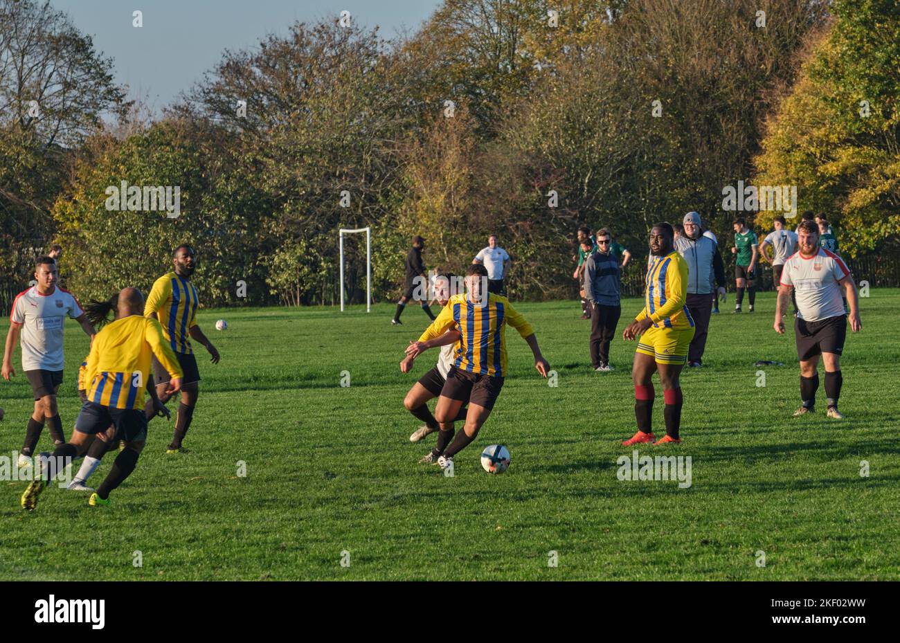 I calciatori del club amatoriale che giocano una partita durante il fine settimana a Bromley, Kent. Foto Stock