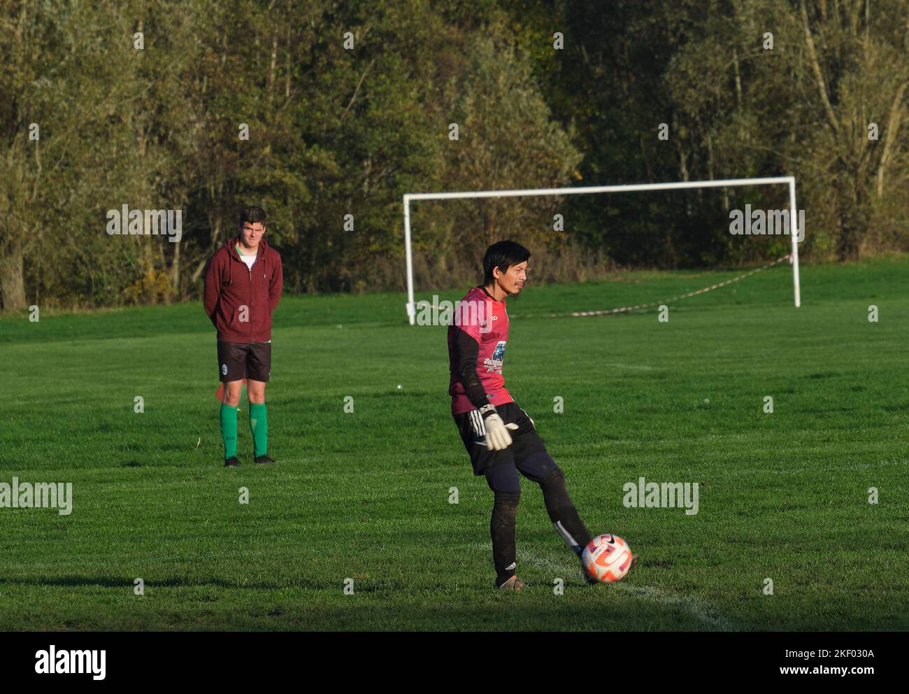 I calciatori del club amatoriale che giocano una partita durante il fine settimana a Bromley, Kent. Foto Stock