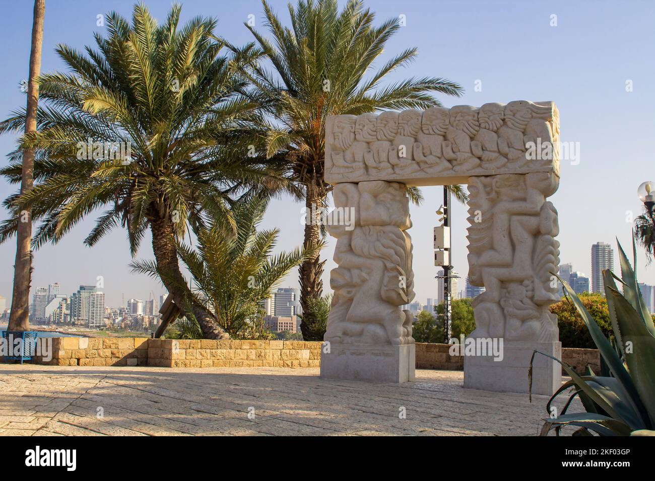 3 novembre 2022 il monumento della porta della fede che si trova nel Peak Park nella Vecchia Giaffa Israele. La statua è costituita da colonne scolpite su cui poggiano un grande Foto Stock