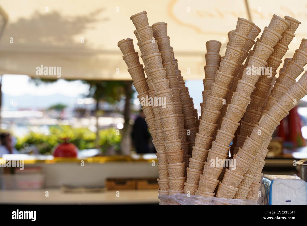 Gelato turco sulla strada. Coni gelato in un negozio di caramelle. Cibo di strada turco e dolci. Foto di alta qualità Foto Stock