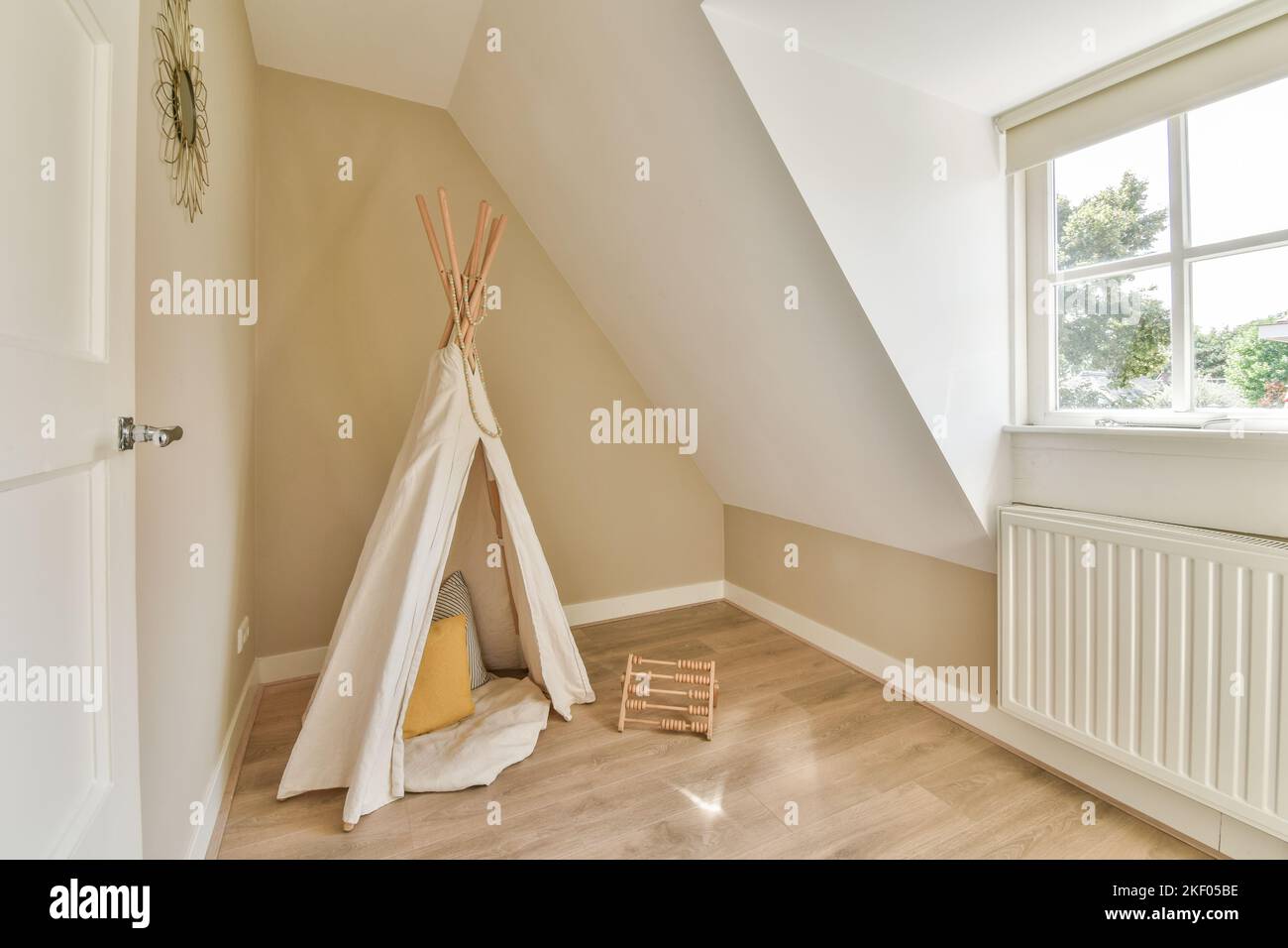 Interno di camera bianca con Corner Children's Toy Game House con cuscino in luce del giorno Foto Stock