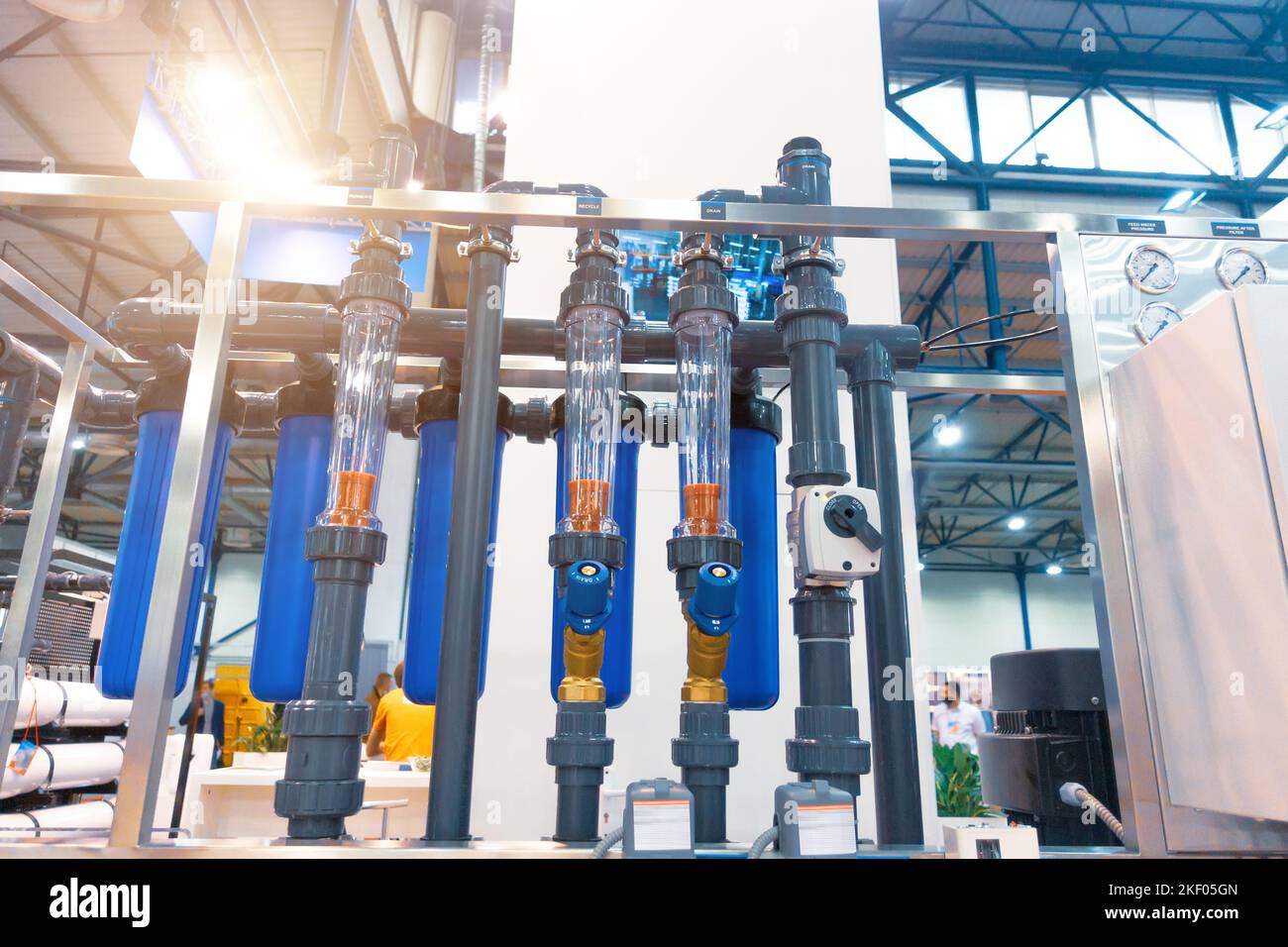 Sistema industriale ad osmosi inversa. Impianto ad osmosi inversa per centrali elettriche. Il filtro dell'acqua è un filtro dell'acqua dolce Foto Stock