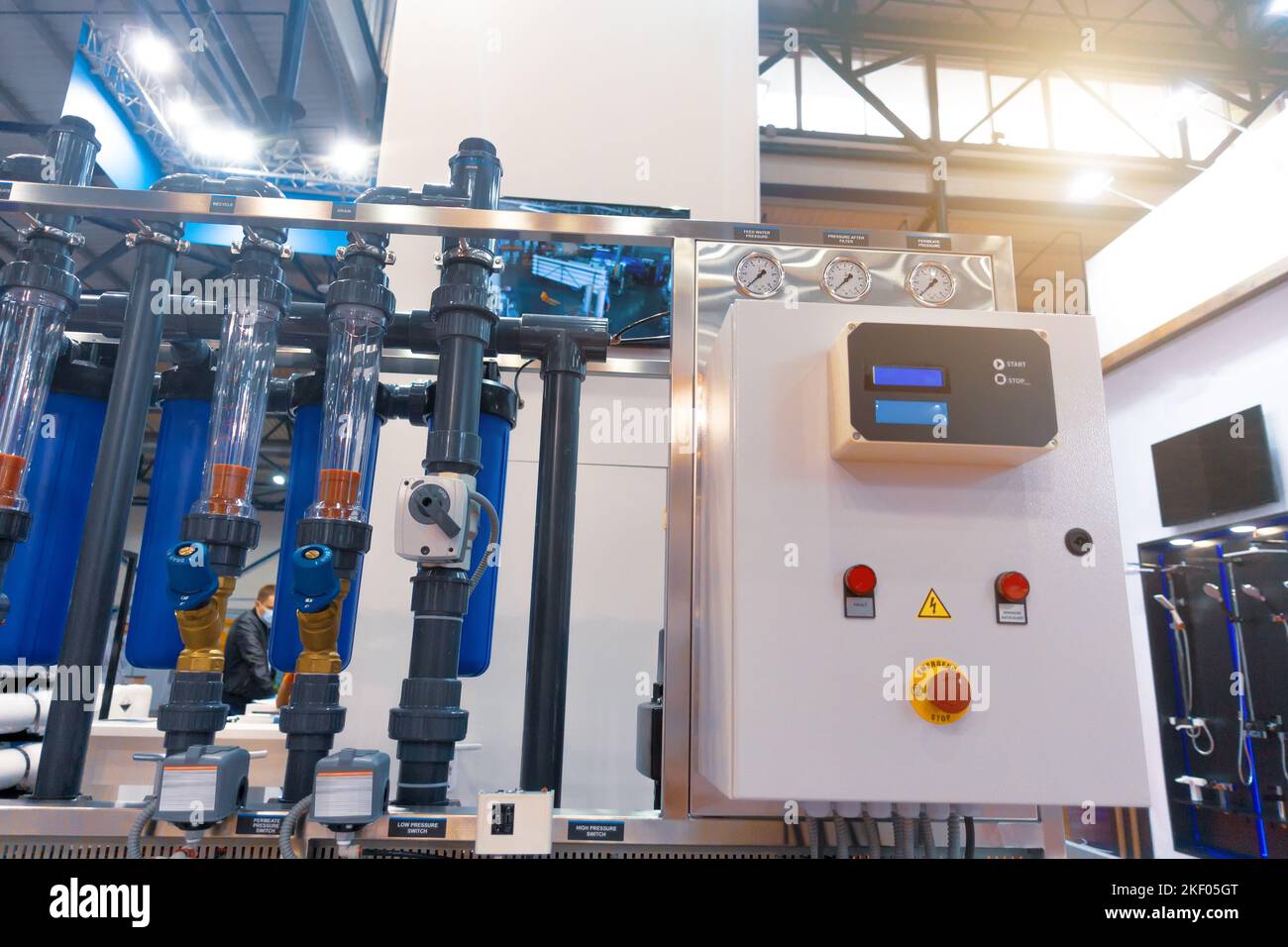 Sistema industriale ad osmosi inversa. Impianto ad osmosi inversa per centrali elettriche. Il filtro dell'acqua è un filtro dell'acqua dolce Foto Stock