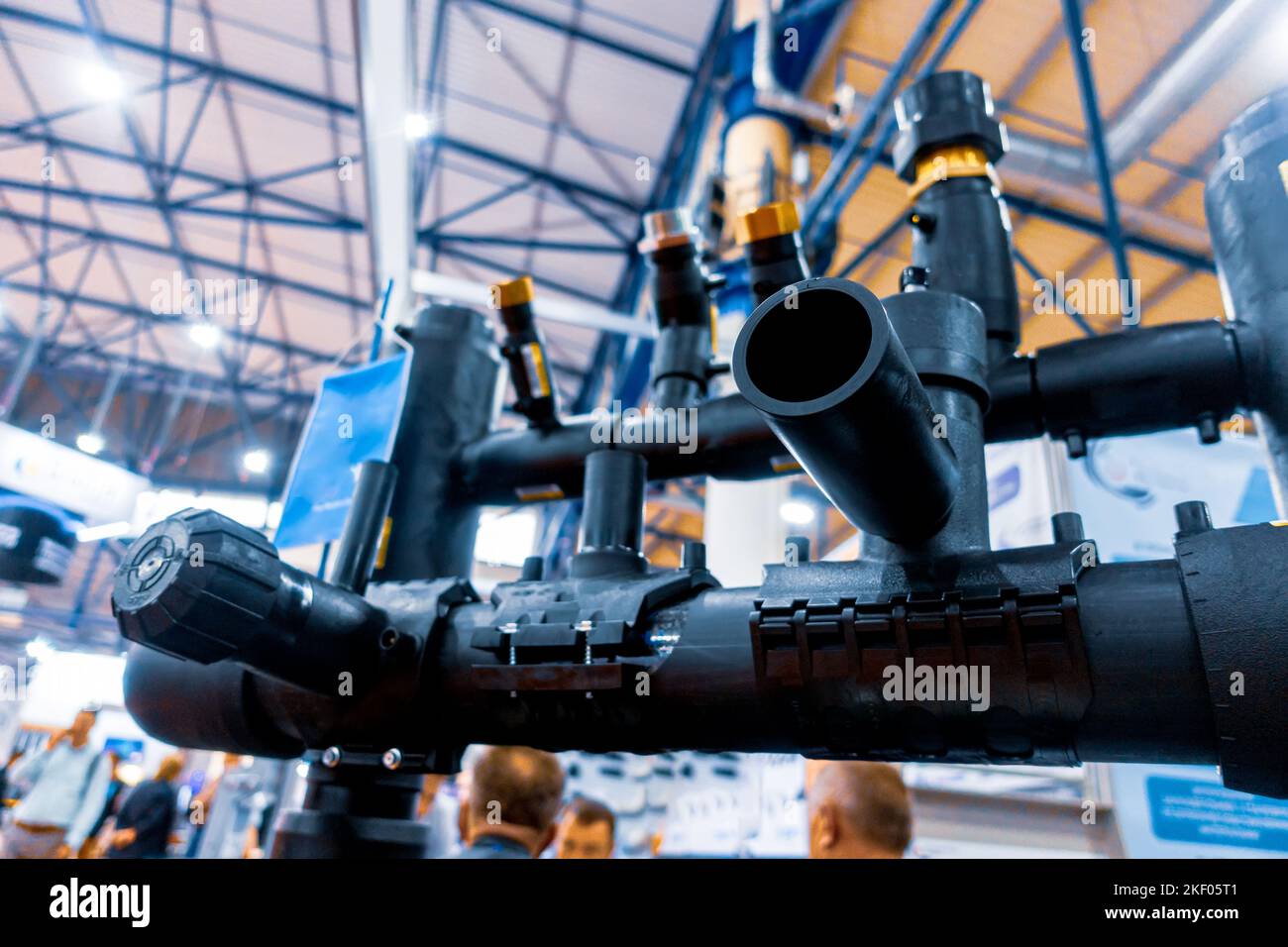 Sistema di tubazioni industriali. Tubi per il trasporto di mezzi aggressivi. Foto Stock