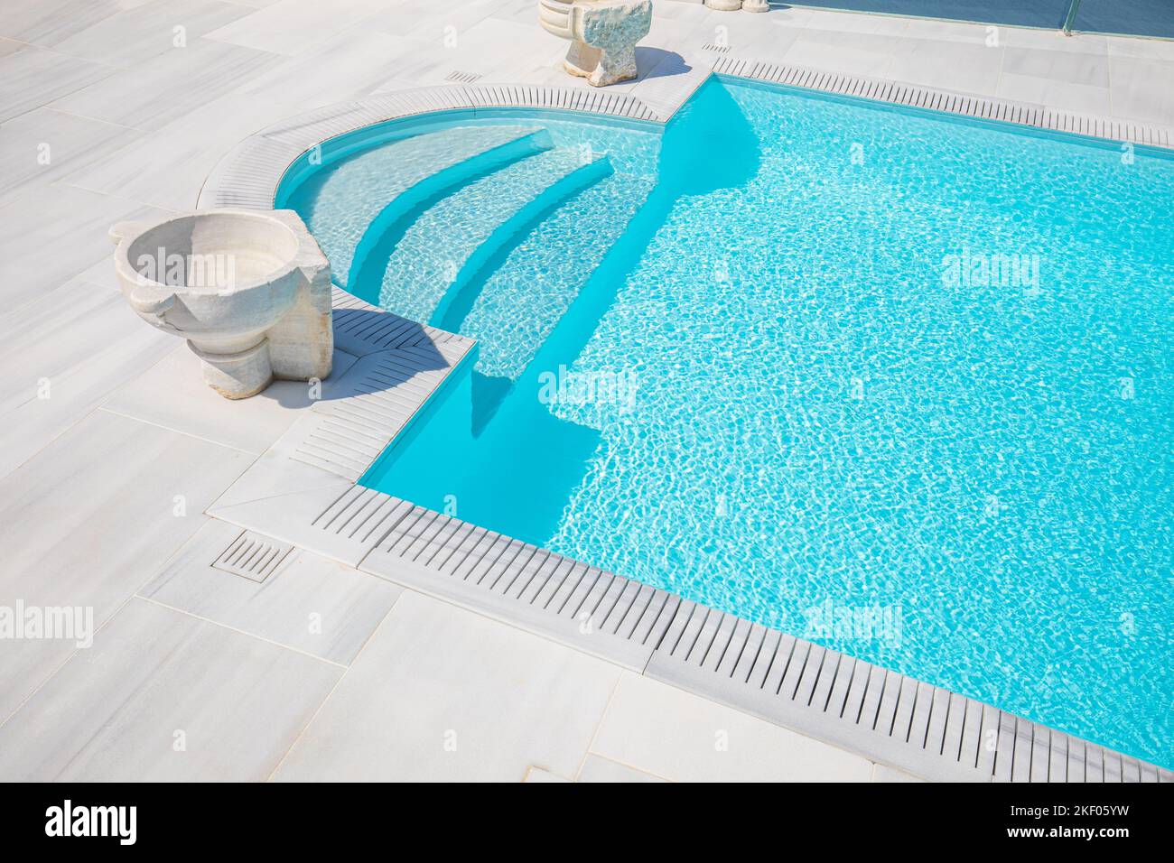 Scena closeup di piscina privata, elegante design di marmo di lusso. Dettagli sull'architettura di un hotel o di una casa privata. Attività ricreative benessere all'aperto a bordo piscina Foto Stock