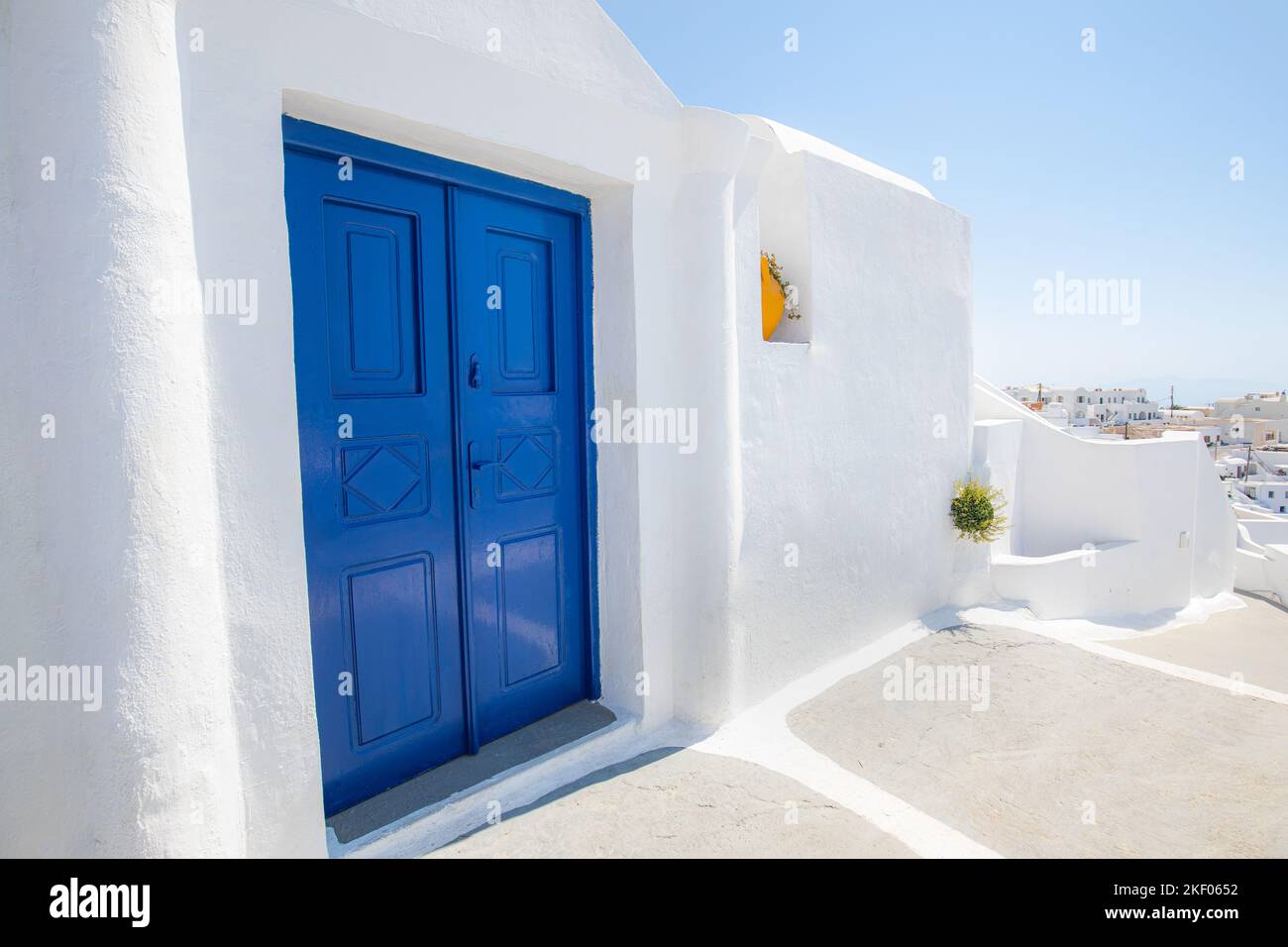 Destinazione estiva in Europa. Concetto di viaggio, tramonto panoramico famoso paesaggio dell'isola di Santorini, Oia, Grecia. Vista sulla Caldera, nuvole colorate, da sogno Foto Stock