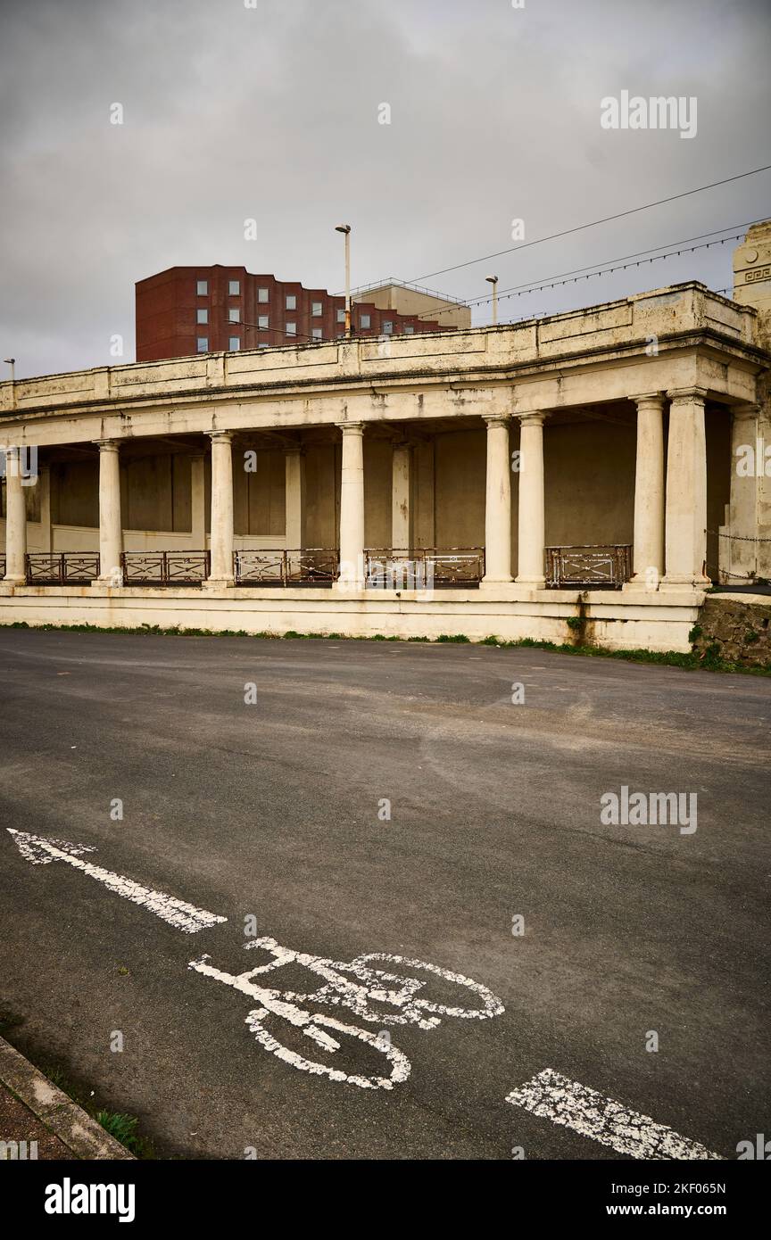 Il neo classico Colonnades sul lungomare di Blackpool costruito nel 1923 con il Grand hotel sullo sfondo Foto Stock