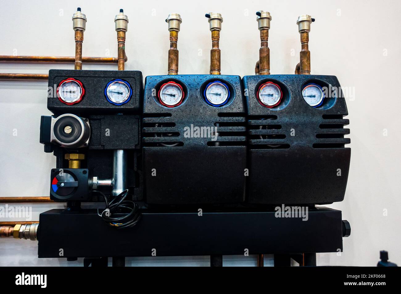 Gruppo di circolazione anticondensa del sistema di tubazioni per caldaie a combustibile solido. Foto Stock