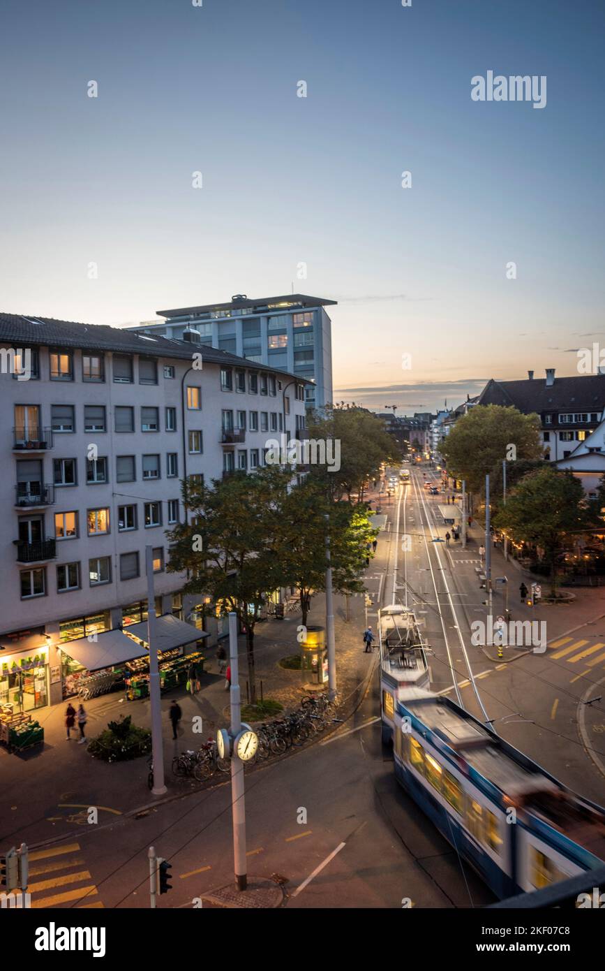 Una vista serale da un appartamento su Zurlindenstrasse, Zurigo, Svizzera Foto Stock