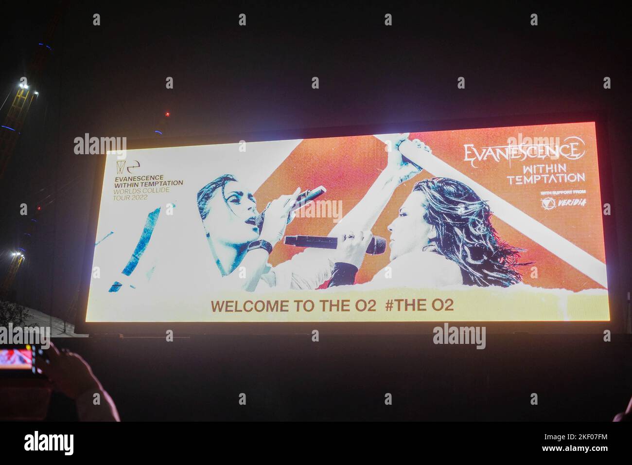 Billboard al O2, la pubblicità all'interno di Temptation and Evanescence - World Collides Tour. Foto Stock