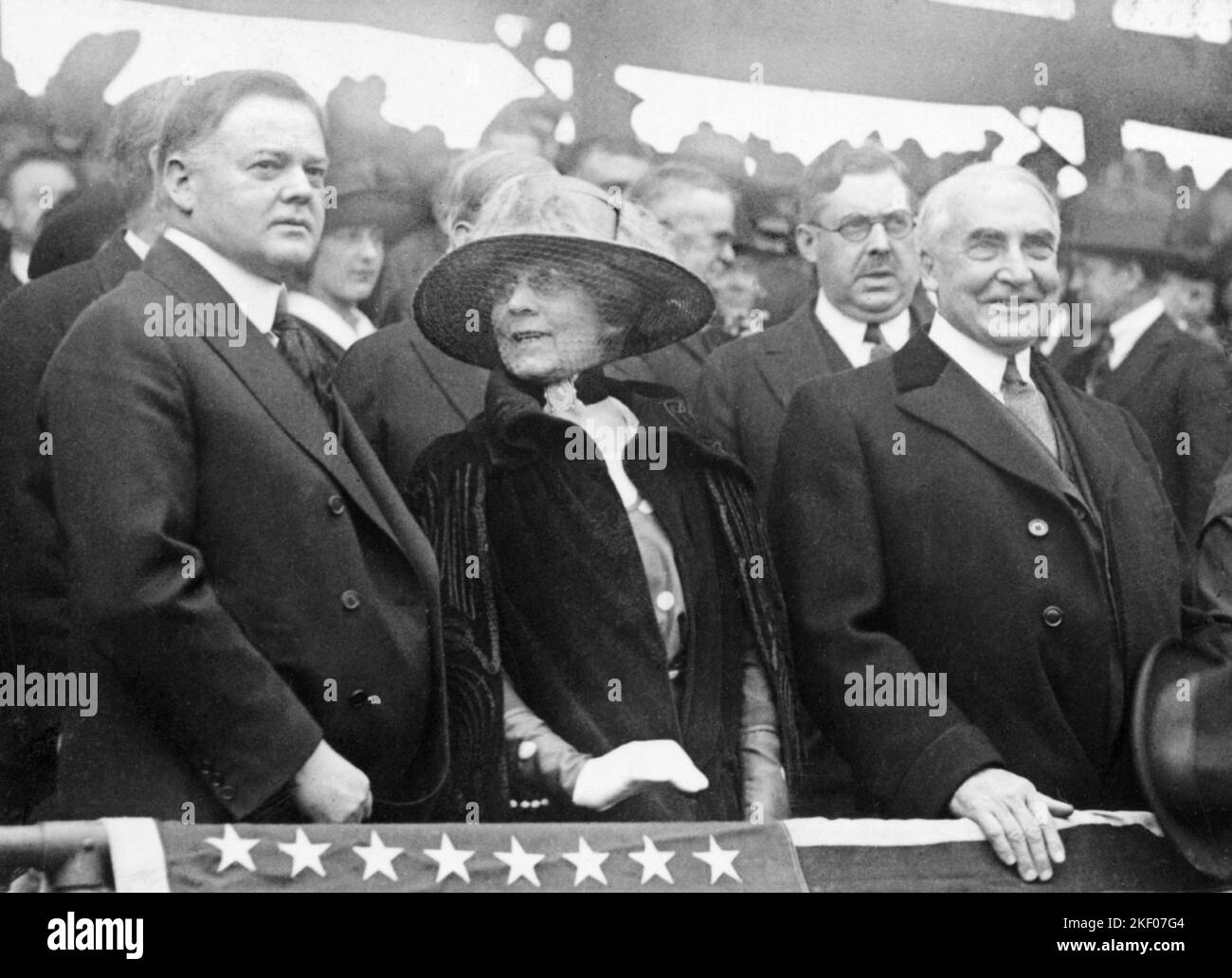 Hoover (a sinistra) con il presidente Warren Harding ad una partita di baseball, 1921 Foto Stock Hoover (a sinistra) con il presidente Warren Harding ad una partita di baseball, 1921 Foto Stock