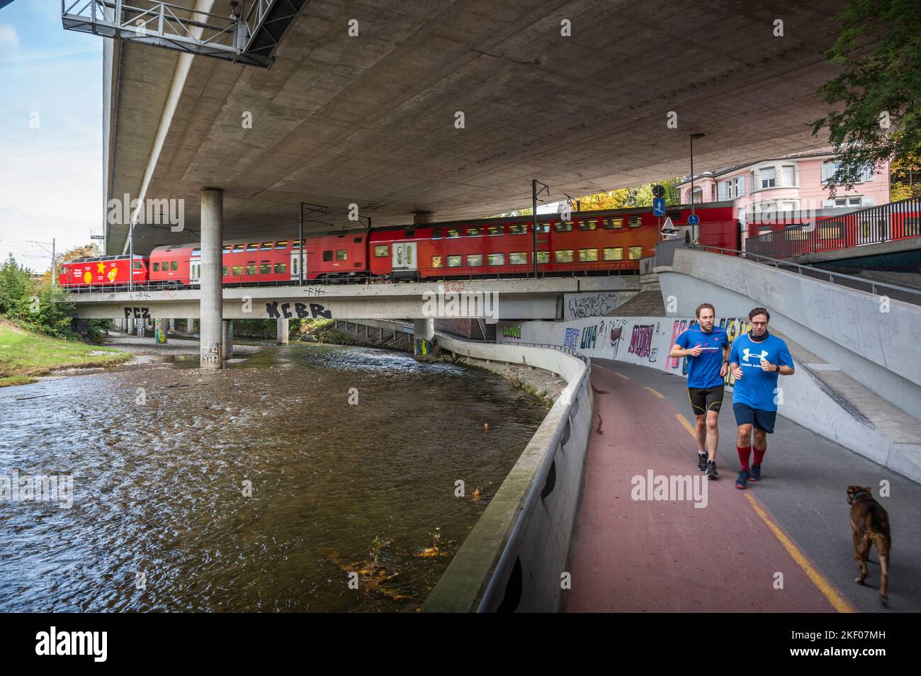 Una confluenza di strade, ferrovie, fiumi e strade pedonali/ciclabili nella città di Zurigo, Svizzera Foto Stock