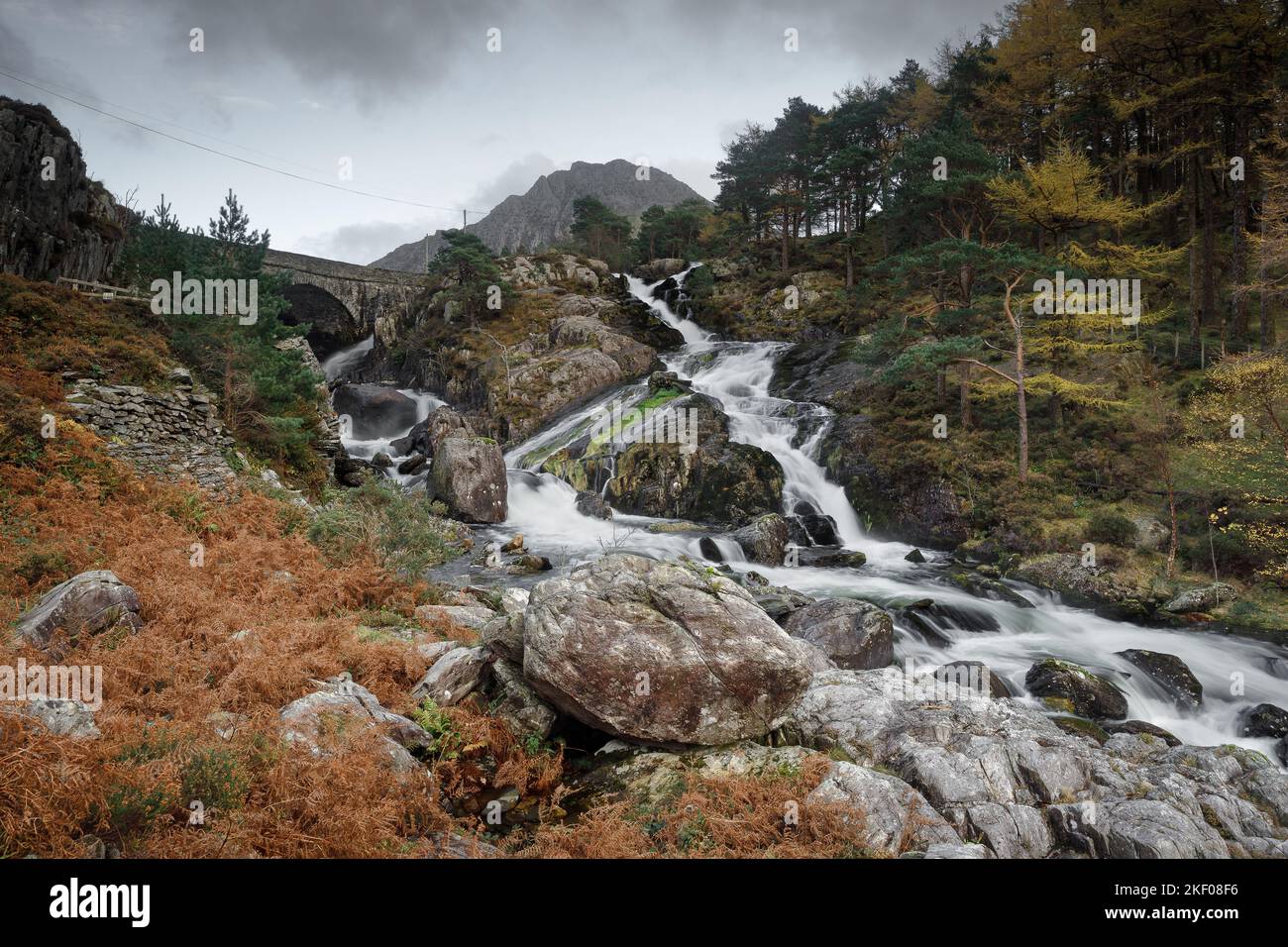 Ogwen Falls adiacente alla A5 a Pont Pen Y Benglog. Foto Stock