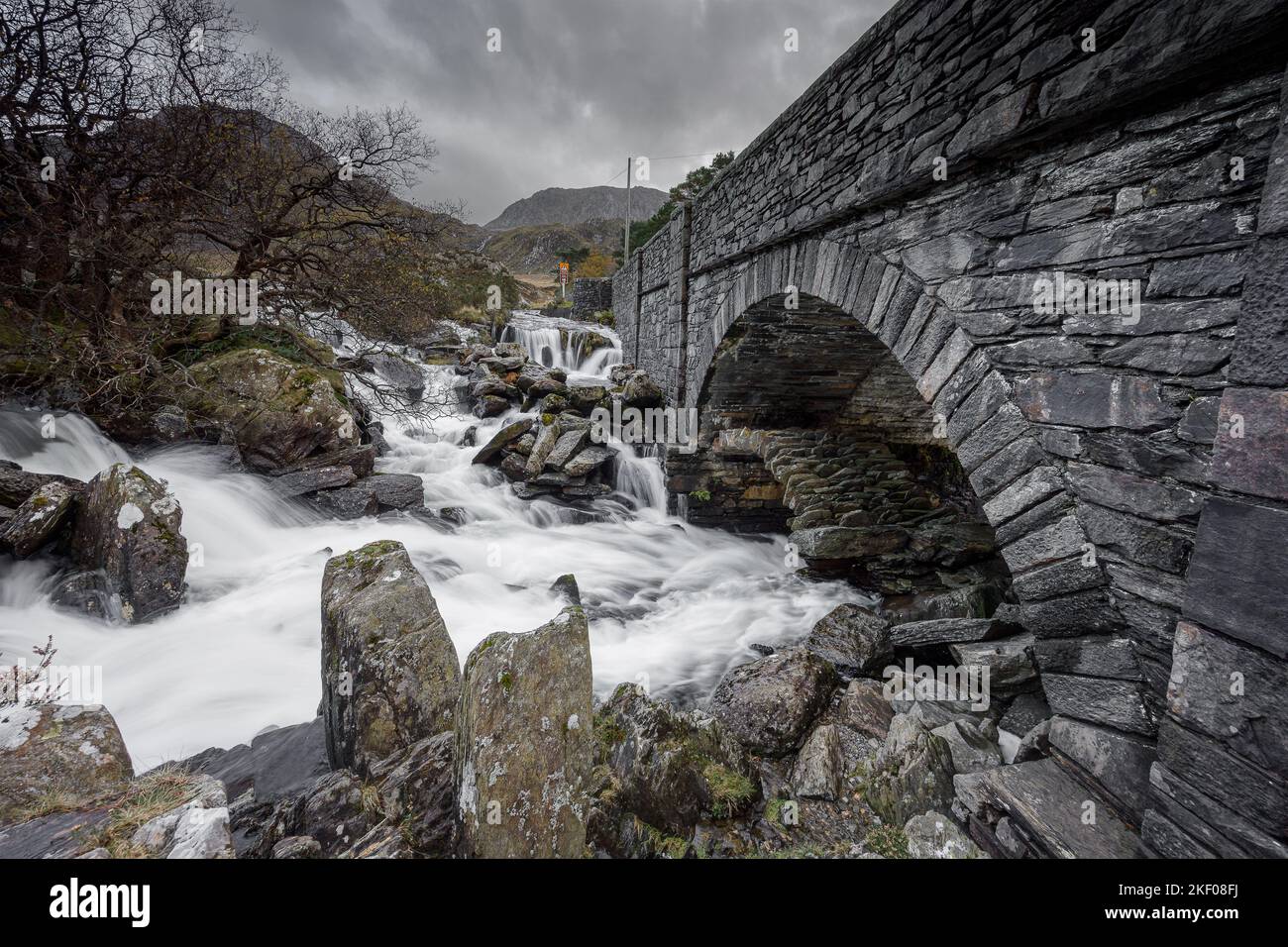 Packhorse Bridge adiacente alla A5, Ogwen Valley a Pont Pen Y Benglog. Foto Stock