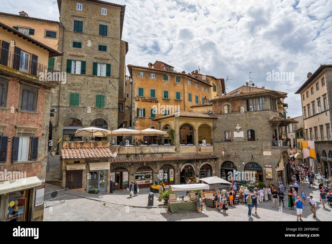 Bancarelle di mercato in Piazza della Repubblica nella cittadina collinare di Cortona in Toscana Foto Stock