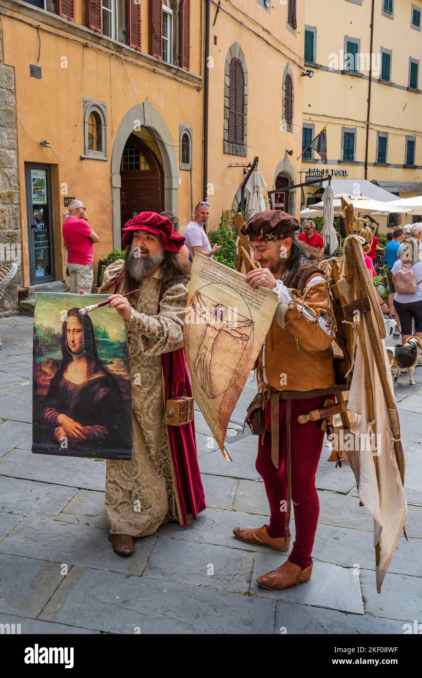 Artisti di strada in Piazza Luca Signorelli nella cittadina collinare di Cortona in Toscana Foto Stock