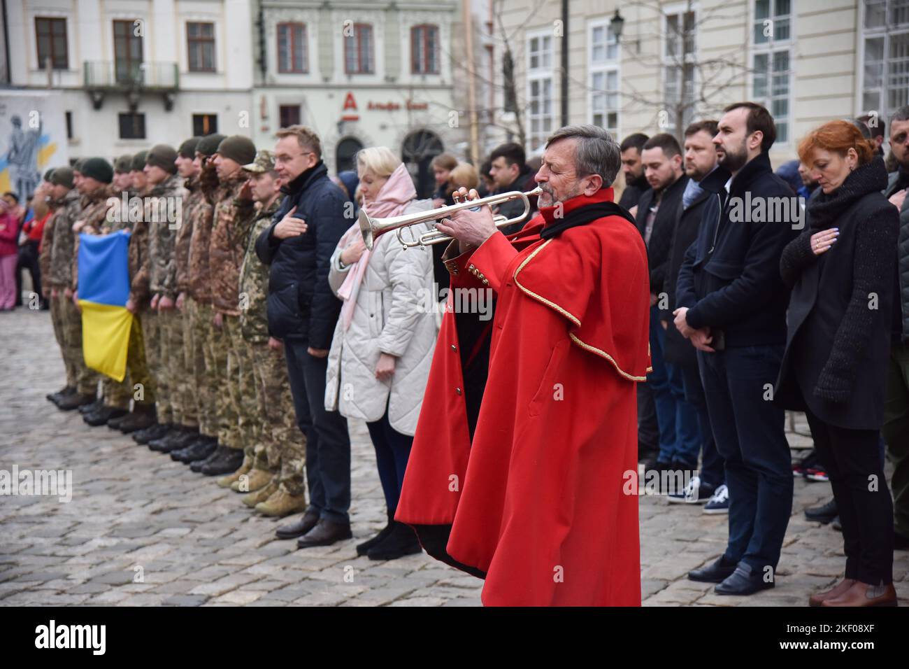 Cerimonia di congedo della città per Tseng Sheng-Guang, morto per mano delle forze di occupazione russe, in Piazza Rynok a Lviv. Tseng Sheng-Guang (12.09.1997-02.11.2022) è un nativo di Taiwan. Si è laureato alla Scuola superiore Szu Wei di Hualien City. Durante il 2017-2021, prestò servizio nelle forze armate della Repubblica di Cina. Ricevuto il grado militare di 'Corporal'. Con l'inizio dell'invasione su vasta scala della Federazione Russa sul territorio dell'Ucraina, si unì volontariamente alle file delle forze armate ucraine. Ha combattuto contro gli invasori russi come parte del 49th separato r Foto Stock