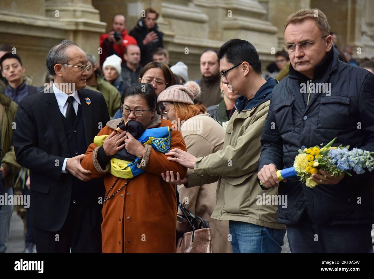 Madre di Tseng Sheng-Guang, uccisa dalle forze di occupazione russe, pianse durante la cerimonia di congedo per suo figlio a Lviv. Tseng Sheng-Guang (12.09.1997-02.11.2022) è un nativo di Taiwan. Si è laureato alla Scuola superiore Szu Wei di Hualien City. Durante il 2017-2021, prestò servizio nelle forze armate della Repubblica di Cina. Ricevuto il grado militare di 'Corporal'. Con l'inizio dell'invasione su vasta scala della Federazione Russa sul territorio dell'Ucraina, si unì volontariamente alle file delle forze armate ucraine. Combatté contro gli invasori russi come parte del 49th se Foto Stock