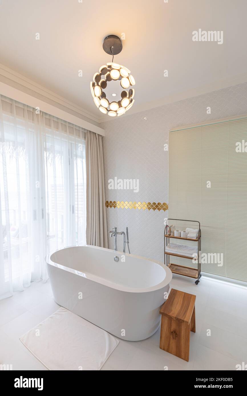 Interni lussuosi e moderni con bagno di casa, luminosi armadi bianchi, decorazioni in marmo bianco cabina doccia, vasca gratuita. Interni lussuosi e eleganti Foto Stock