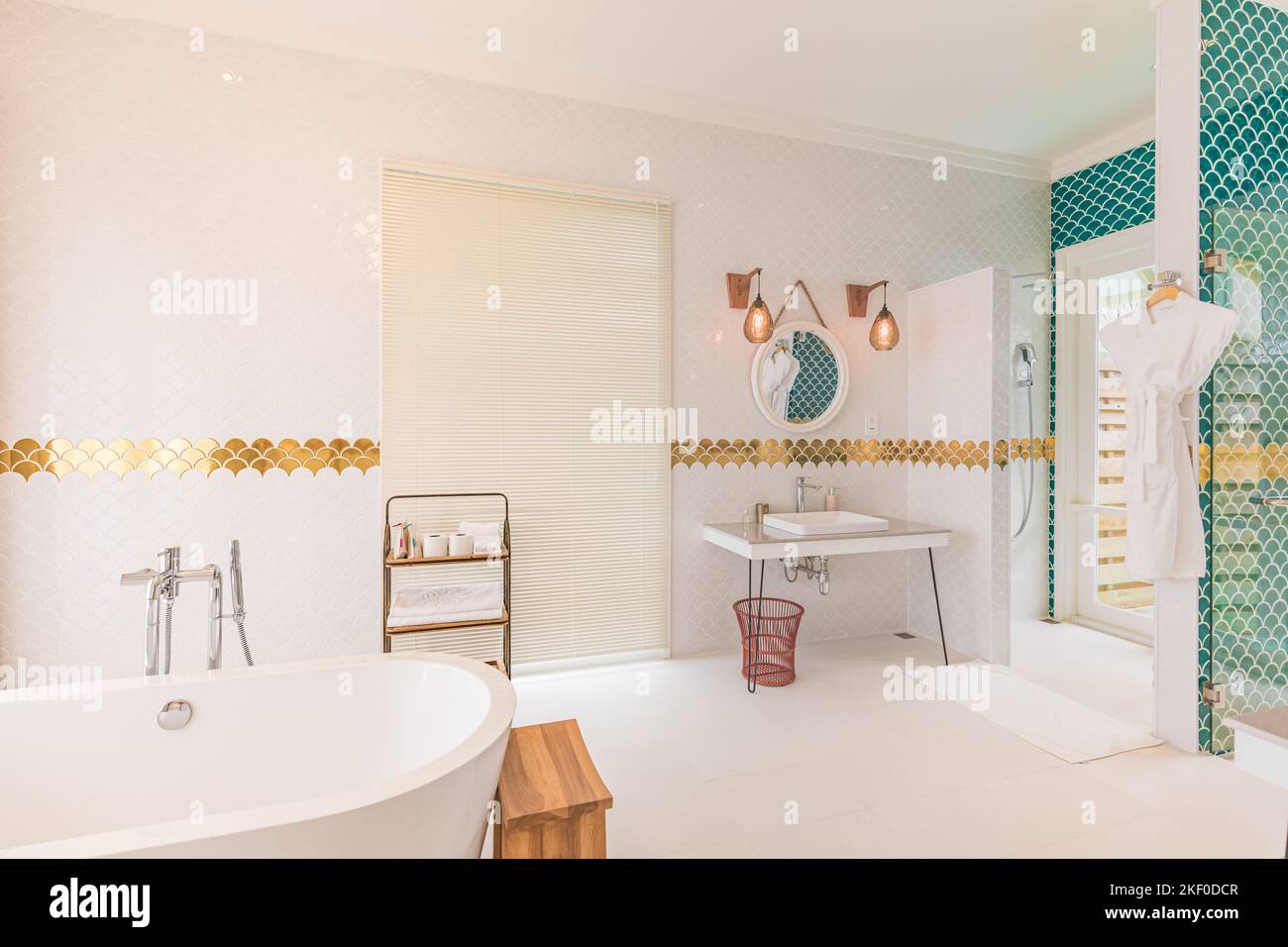 Interni lussuosi e moderni con bagno di casa, luminosi armadi bianchi, decorazioni in marmo bianco cabina doccia, vasca gratuita. Interni lussuosi e eleganti Foto Stock