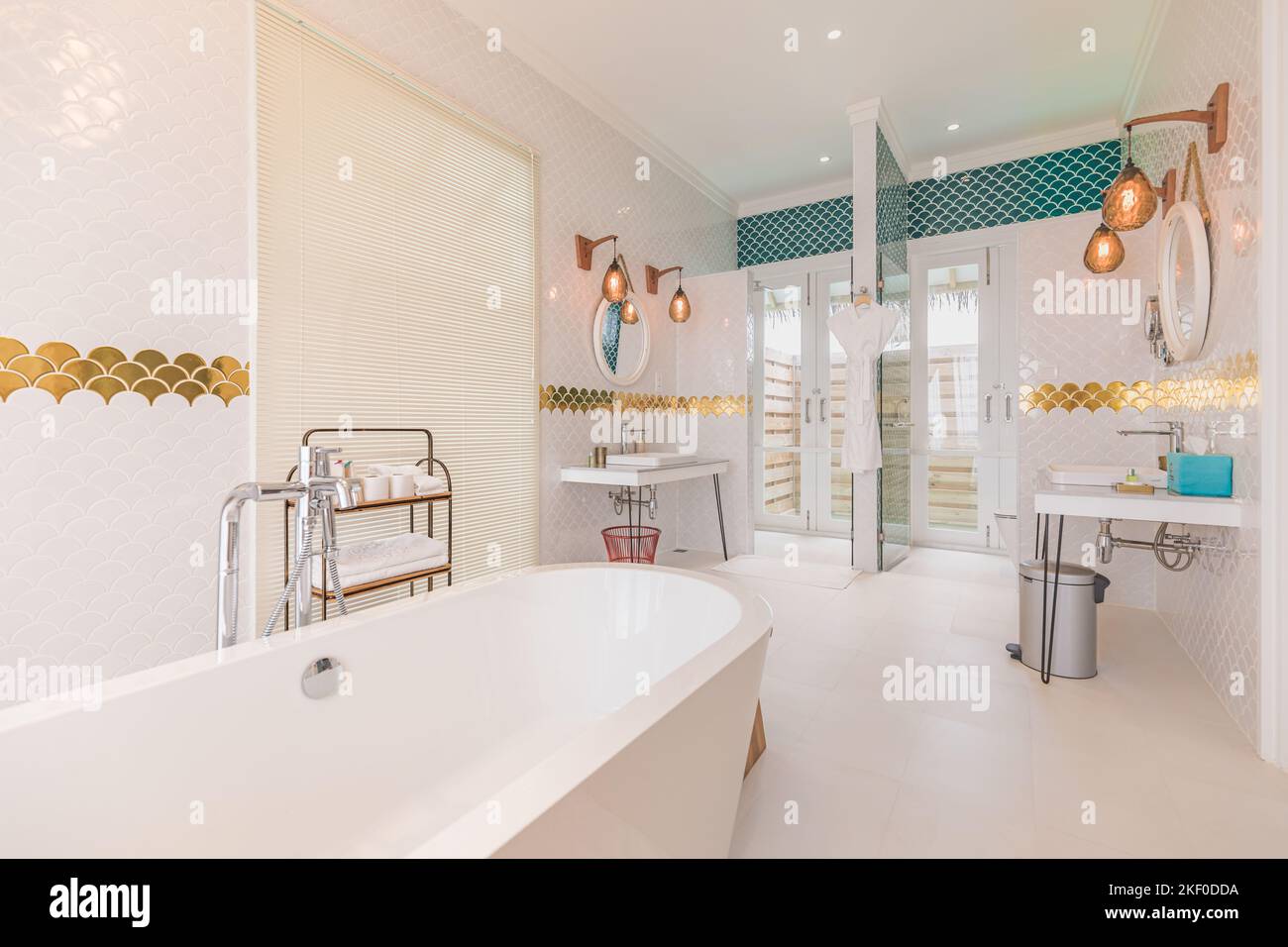 Interni lussuosi e moderni con bagno di casa, luminosi armadi bianchi, decorazioni in marmo bianco cabina doccia, vasca gratuita. Interni lussuosi e eleganti Foto Stock