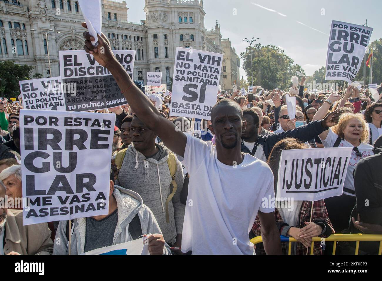 Madrid, Spagna. 13th Nov 2022. Centinaia di migliaia di persone hanno marciato a Madrid domenica 13 novembre 2022 a Madrid, in Spagna, per migliorare la salute pubblica e per contrastare la spinta del governo regionale nei piani di riforma. I partecipanti, sostenuti dai sindacati e dai partiti di opposizione, hanno chiesto qualità, assistenza sanitaria universale. (Foto di Alberto Sibaja/Pacific Press/Sipa USA) Credit: Sipa USA/Alamy Live News Foto Stock