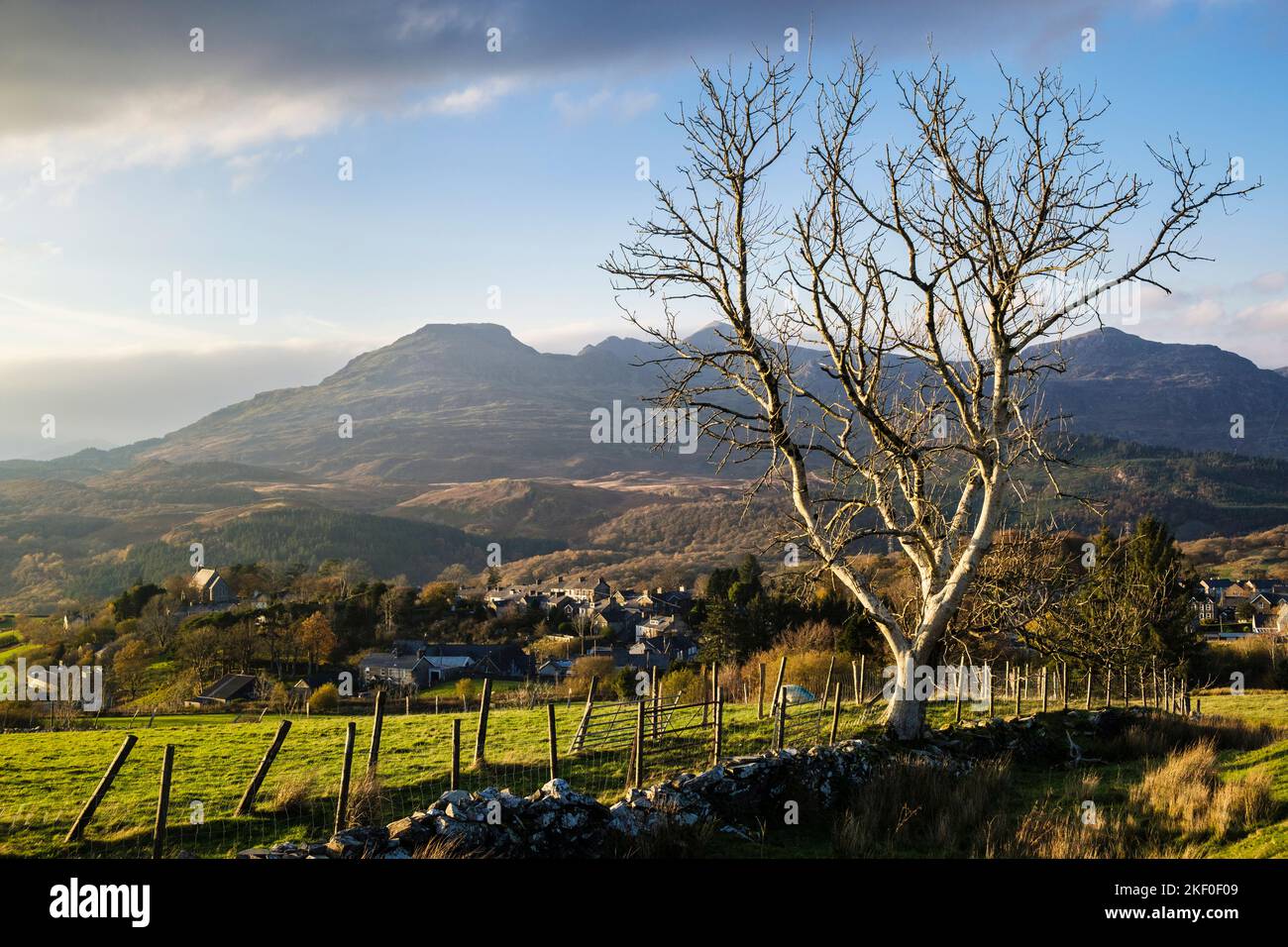 Vista del villaggio gallese sotto le montagne Moelwyn nel Parco Nazionale di Snowdonia. Llan Ffestiniog, Blaenau Ffestiniog, Gwynedd, Galles del Nord, Regno Unito, Regno Unito Foto Stock