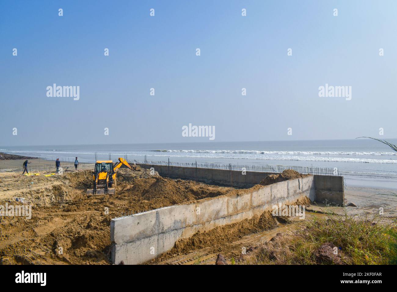 Mandarmani, India. 14th Nov 2022. Lavori di costruzione in corso nel mezzo della spiaggia di mare a Mandarmani, Medinipur orientale, Bengala occidentale, India il 14 novembre 2022. (Foto di Sudipta Das/Pacific Press/Sipa USA) Credit: Sipa USA/Alamy Live News Foto Stock