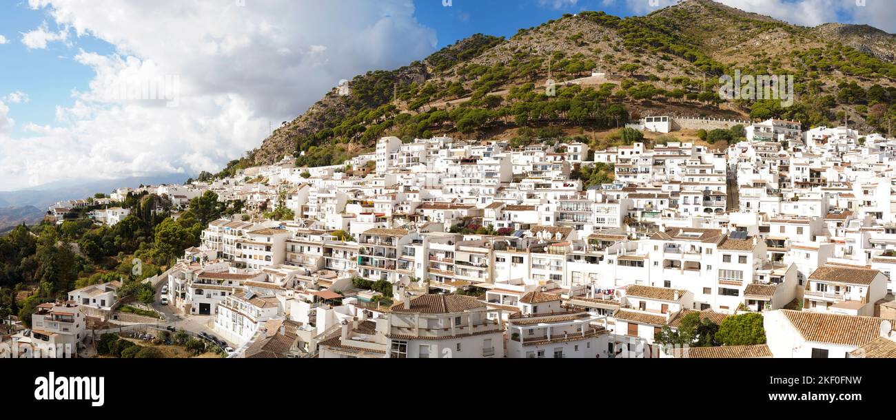 Mijas Spagna. Vista del villaggio spagnolo bianco Mijas, ai piedi della catena montuosa della Sierra de Mijas, nel sud della Spagna, Andalusia. Foto Stock