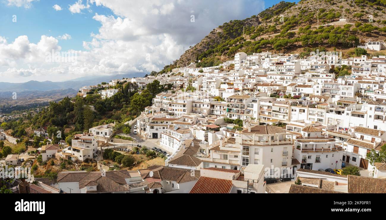 Mijas Spagna. Vista del villaggio spagnolo bianco Mijas, ai piedi della catena montuosa della Sierra de Mijas, nel sud della Spagna, Andalusia. Foto Stock