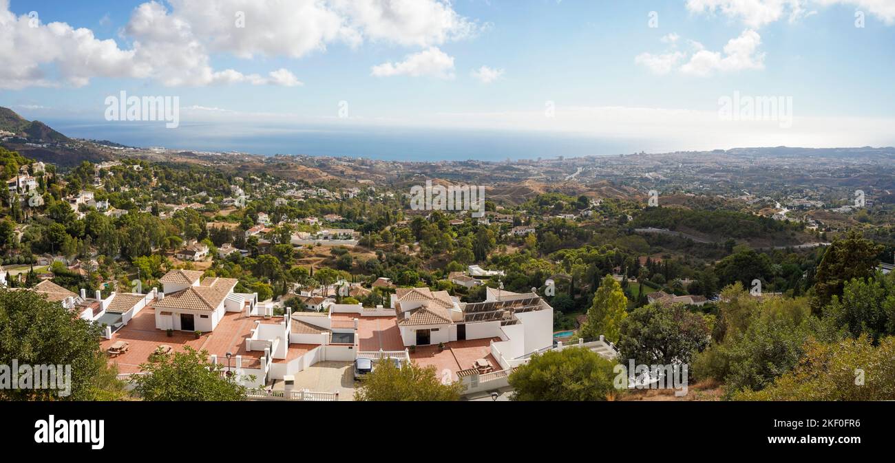Mijas Spagna. Vista del villaggio spagnolo bianco Mijas, villaggio di montagna, mare mediterraneo dietro, Spagna meridionale, Andalusia. Foto Stock