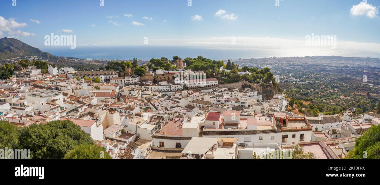 Mijas Spagna. Vista del villaggio spagnolo bianco Mijas, villaggio di montagna, mare mediterraneo dietro, Spagna meridionale, Andalusia. Foto Stock