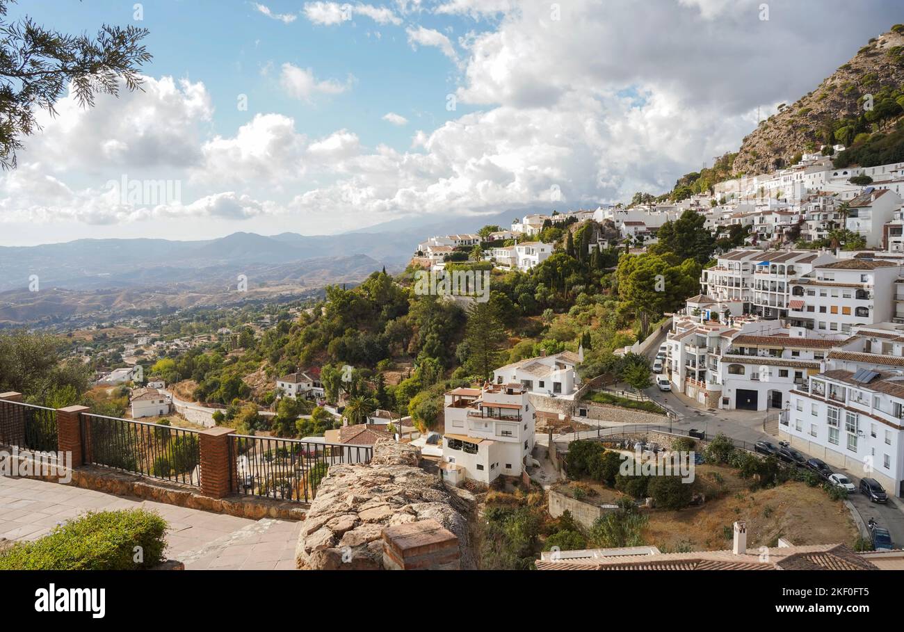 Mijas Spagna. Vista del villaggio spagnolo bianco Mijas, ai piedi della catena montuosa della Sierra de Mijas, nel sud della Spagna, Andalusia. Foto Stock