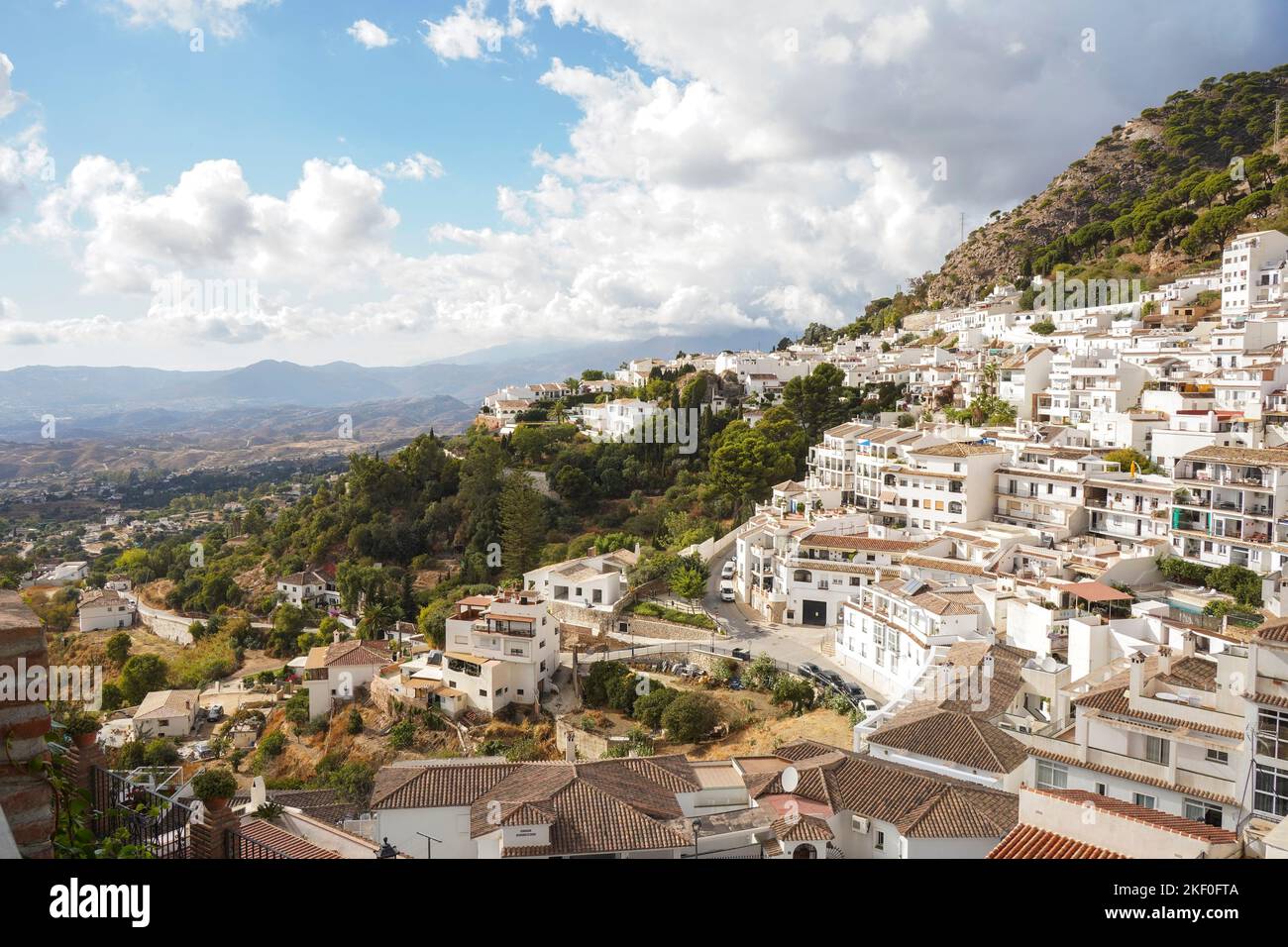 Mijas Spagna. Vista del villaggio spagnolo bianco Mijas, ai piedi della catena montuosa della Sierra de Mijas, nel sud della Spagna, Andalusia. Foto Stock