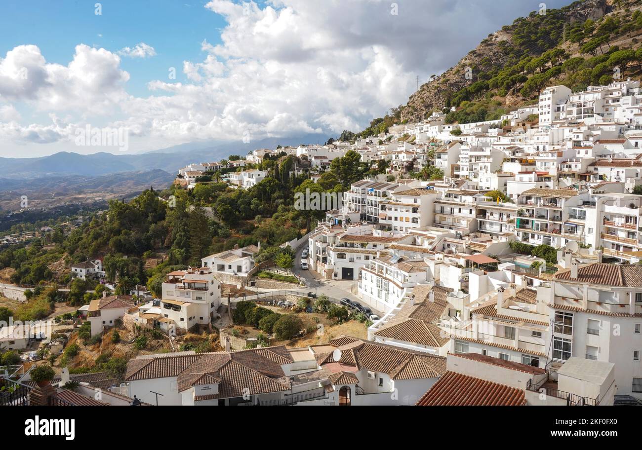 Mijas Spagna. Vista del villaggio spagnolo bianco Mijas, ai piedi della catena montuosa della Sierra de Mijas, nel sud della Spagna, Andalusia. Foto Stock