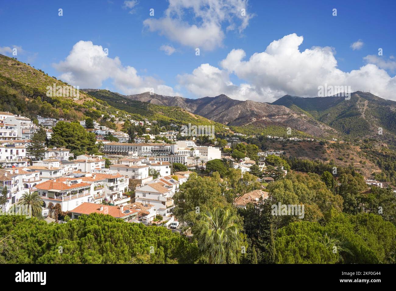 Mijas Spagna. Vista del villaggio spagnolo bianco Mijas, ai piedi della catena montuosa della Sierra de Mijas, nel sud della Spagna, Andalusia. Foto Stock