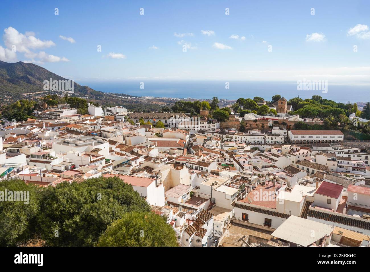 Mijas Spagna. Vista del villaggio spagnolo bianco Mijas, villaggio di montagna, mare mediterraneo dietro, Spagna meridionale, Andalusia. Foto Stock