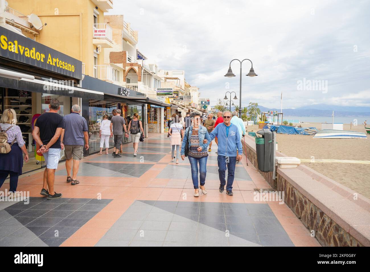 Torremolinos spagna, turisti che camminano lungo il lungomare, spiaggia di Carihuela, Costa del Sol, Spagna. Foto Stock