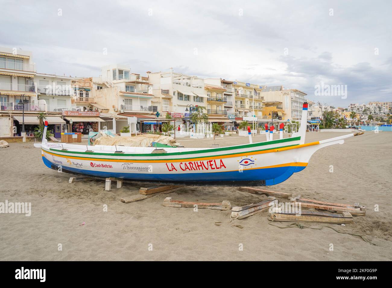 Torremolinos spagna, vecchia barca a remi tradizionale spagnola (Jabega) sulla spiaggia di Carihuela, Costa del Sol, Spagna. Foto Stock