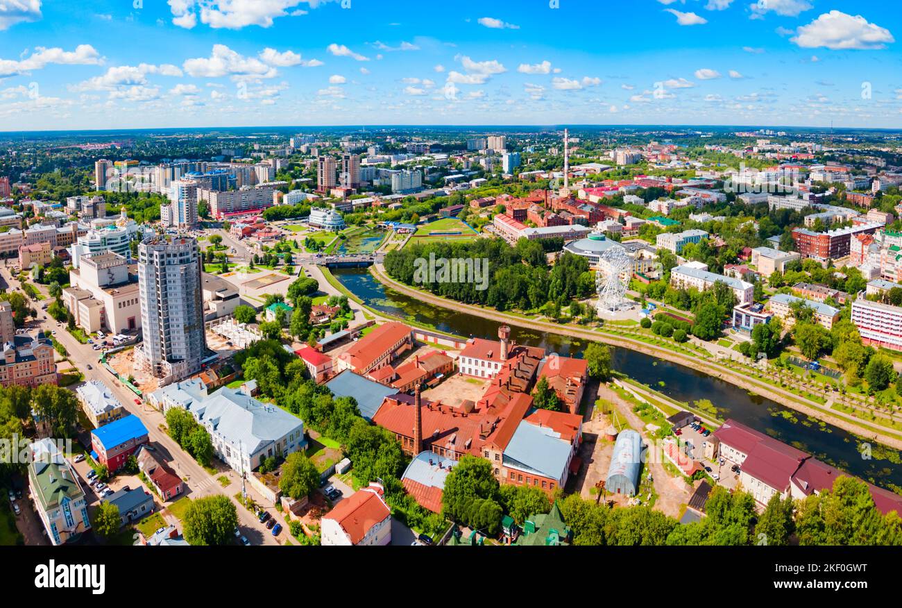 Vista panoramica aerea della città di Ivanovo e del fiume Uvod, anello d'Oro della Russia Foto Stock