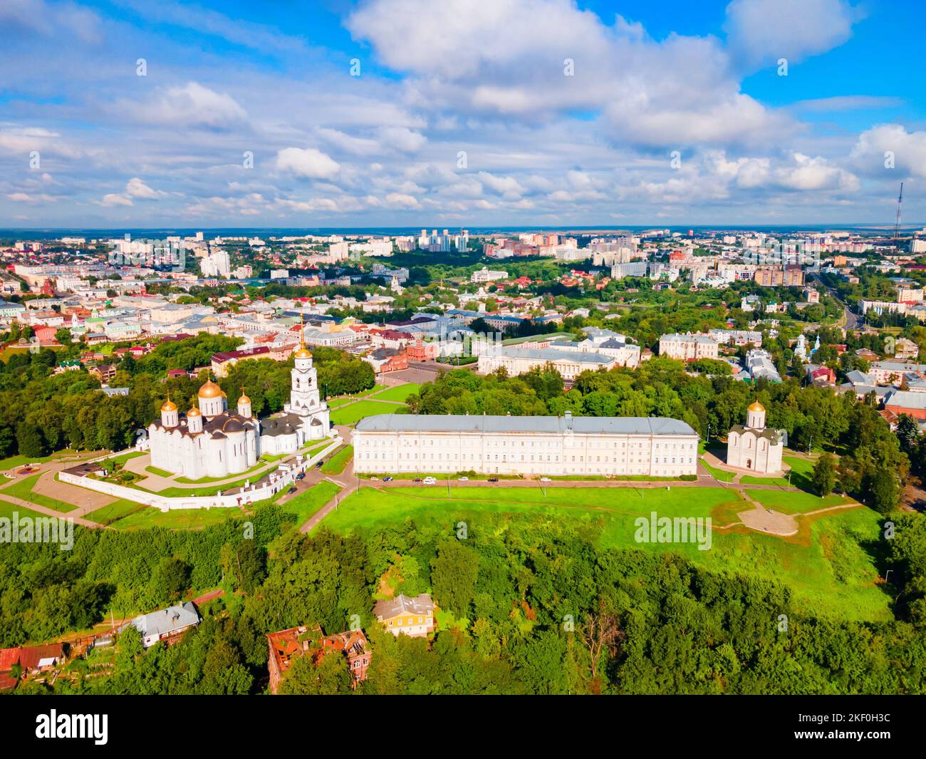 Vista panoramica aerea della Cattedrale della Dormizione o della Santa Assunzione e della Cattedrale di San Demetrio nella città di Vladimir, anello d'Oro della Russia Foto Stock