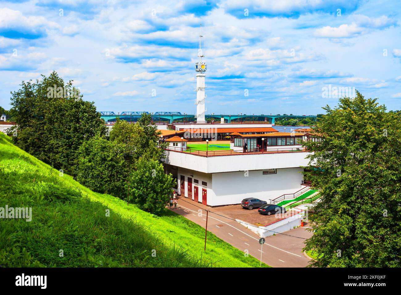 Molo sul lungofiume del fiume Volga e torre dell'orologio nella città di Yaroslavl, anello d'oro della Russia Foto Stock